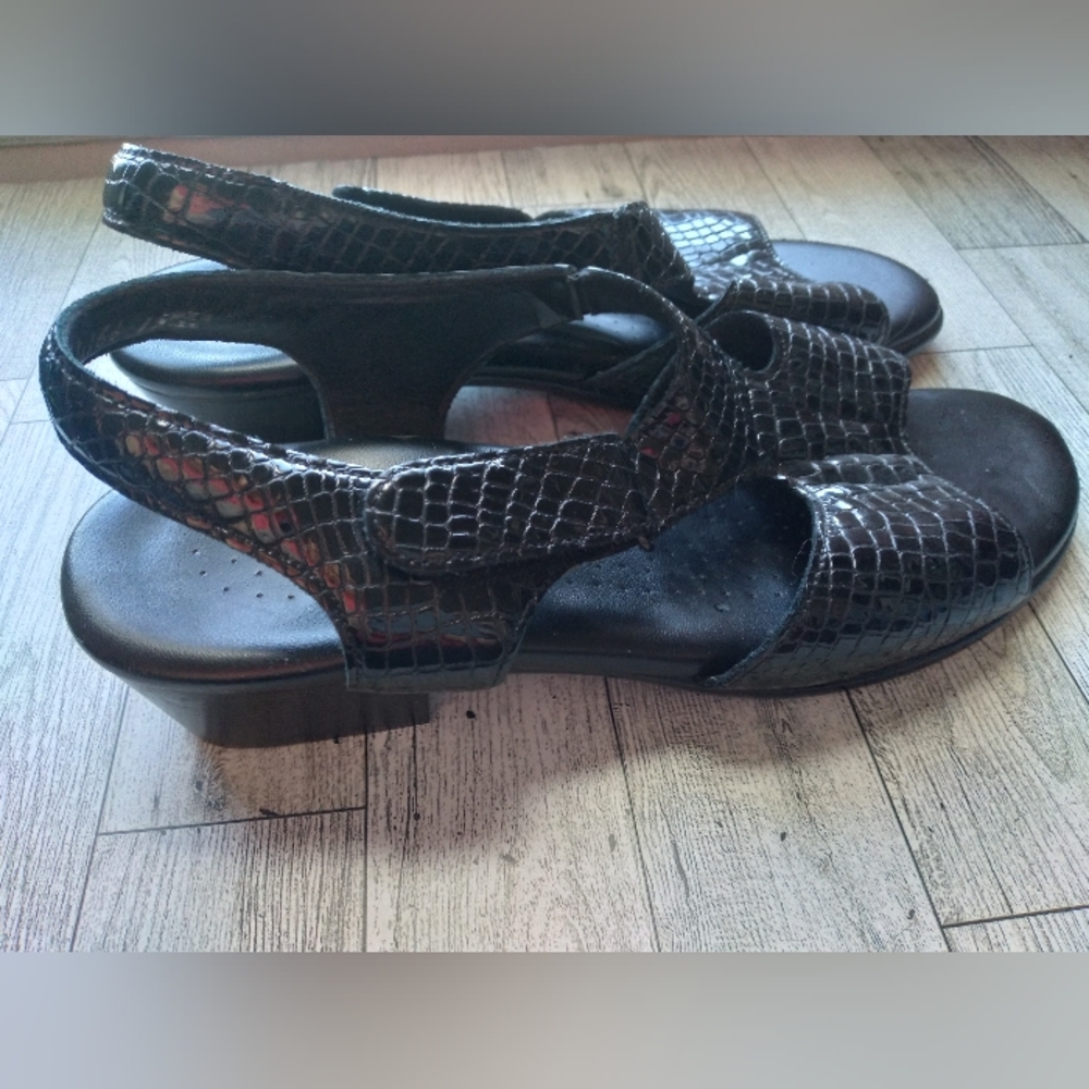 Beautiful SAS Sandals size 8